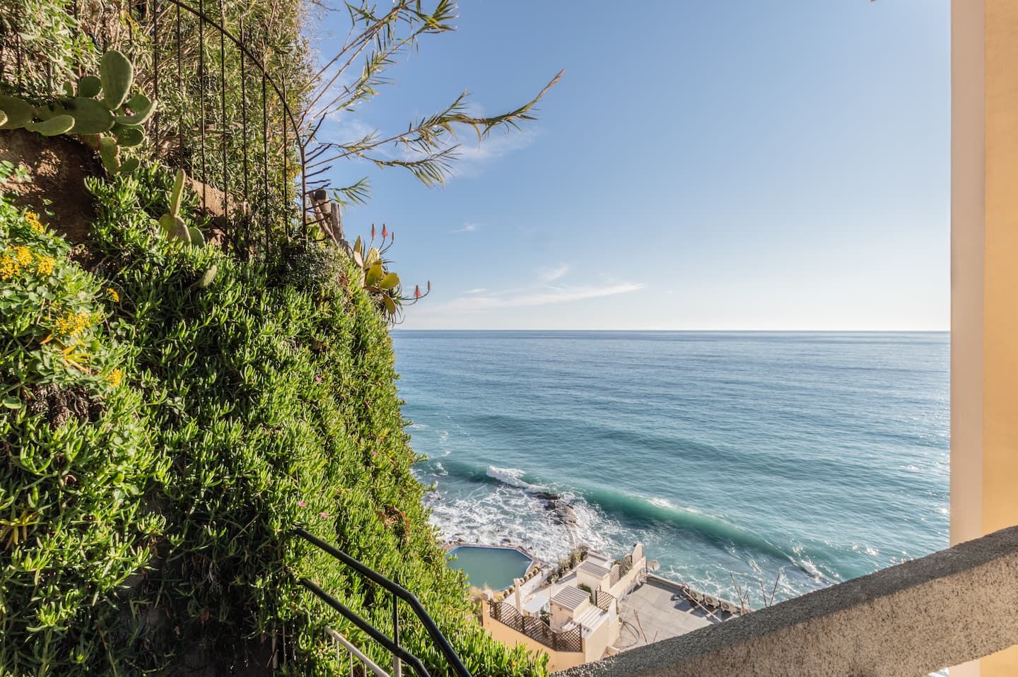 Il mare visto dal verde del condominio